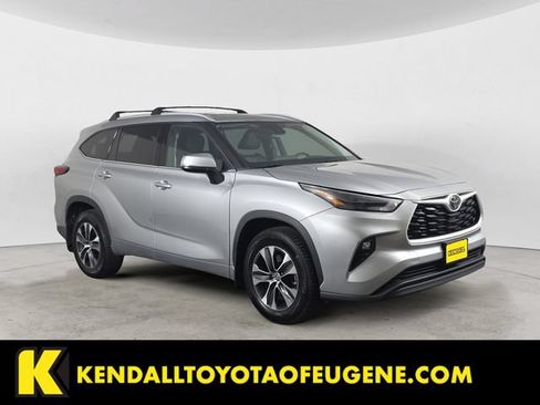Used 2022 Toyota Highlander XLE AWD/4WD image 3