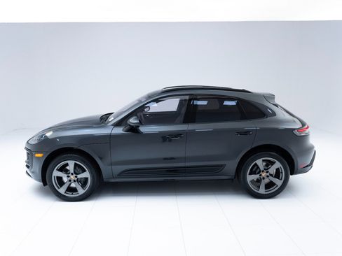 Certified 2025 Porsche Macan AWD/4WD image 2