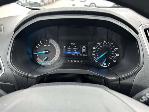 Used 2018 Ford Edge SE image 17