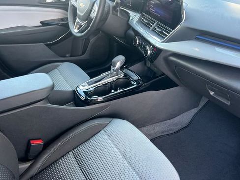 Used 2025 Chevrolet Trax LT w/ LT Convenience Package image 19