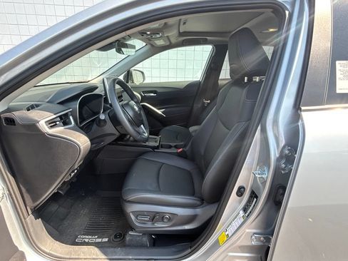 Used 2026 Toyota Corolla Cross XLE w/ Convenience Package FWD image 4