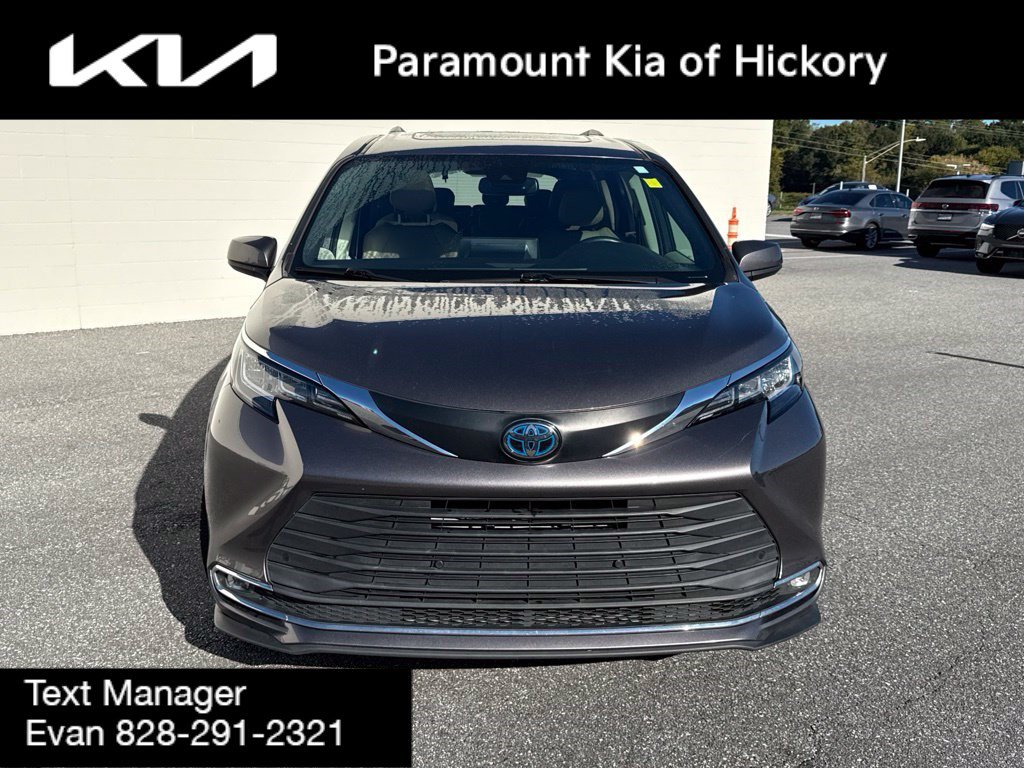 Used 2021 Toyota Sienna XLE FWD image 2