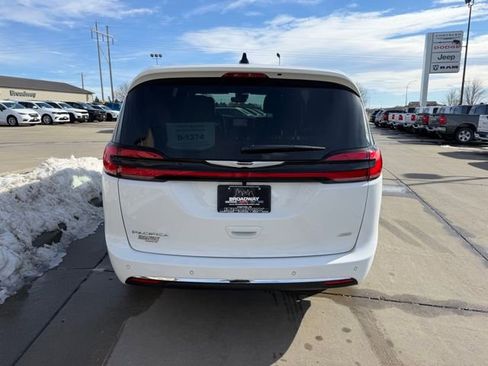 New 2026 Chrysler Pacifica Select image 7