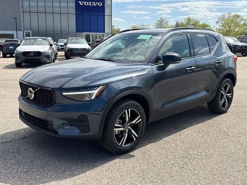 New 2026 Volvo XC40 B5 Core w/ Climate Package AWD/4WD image 1