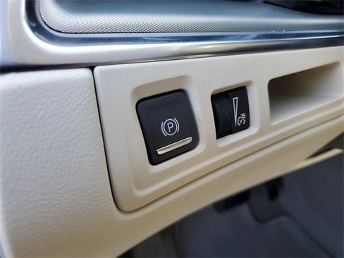 Certified 2023 Cadillac XT5 Premium Luxury image 9