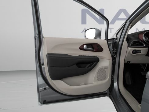 Used 2018 Chrysler Pacifica Limited FWD image 13