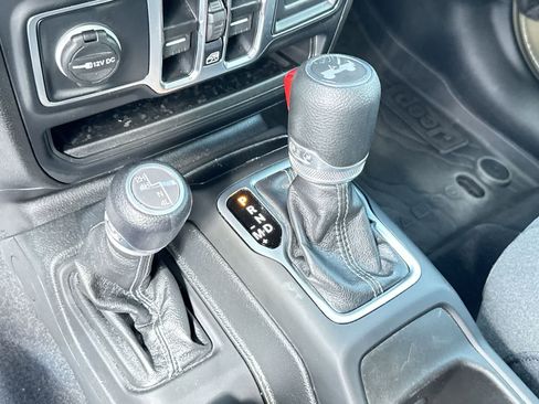 Used 2025 Jeep Wrangler Sport S image 21