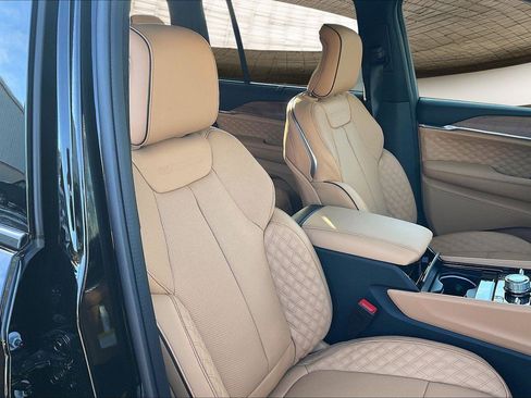 New 2025 Jeep Grand Cherokee Summit image 11