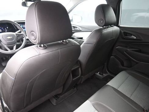 Used 2025 Chevrolet Trax LT FWD image 30