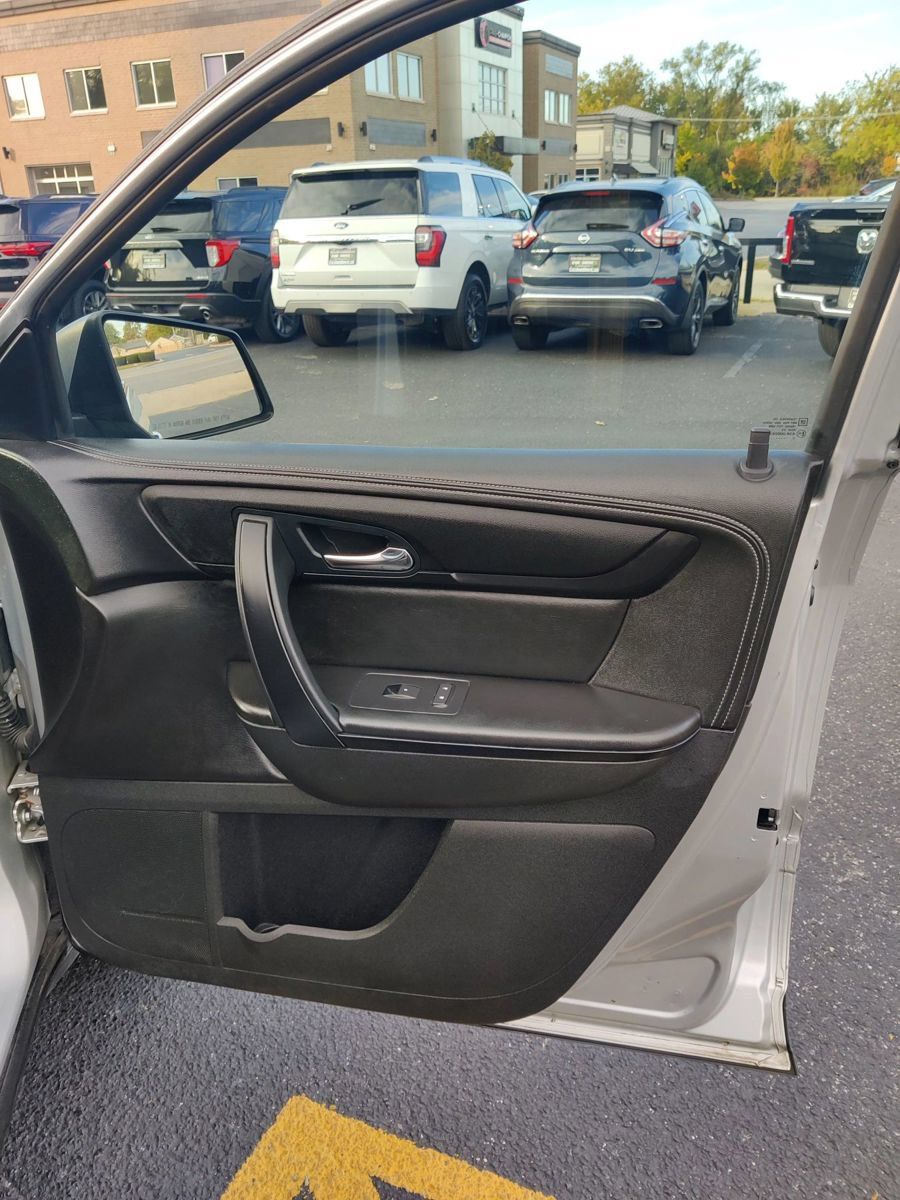 Used 2016 GMC Acadia SLE FWD image 25