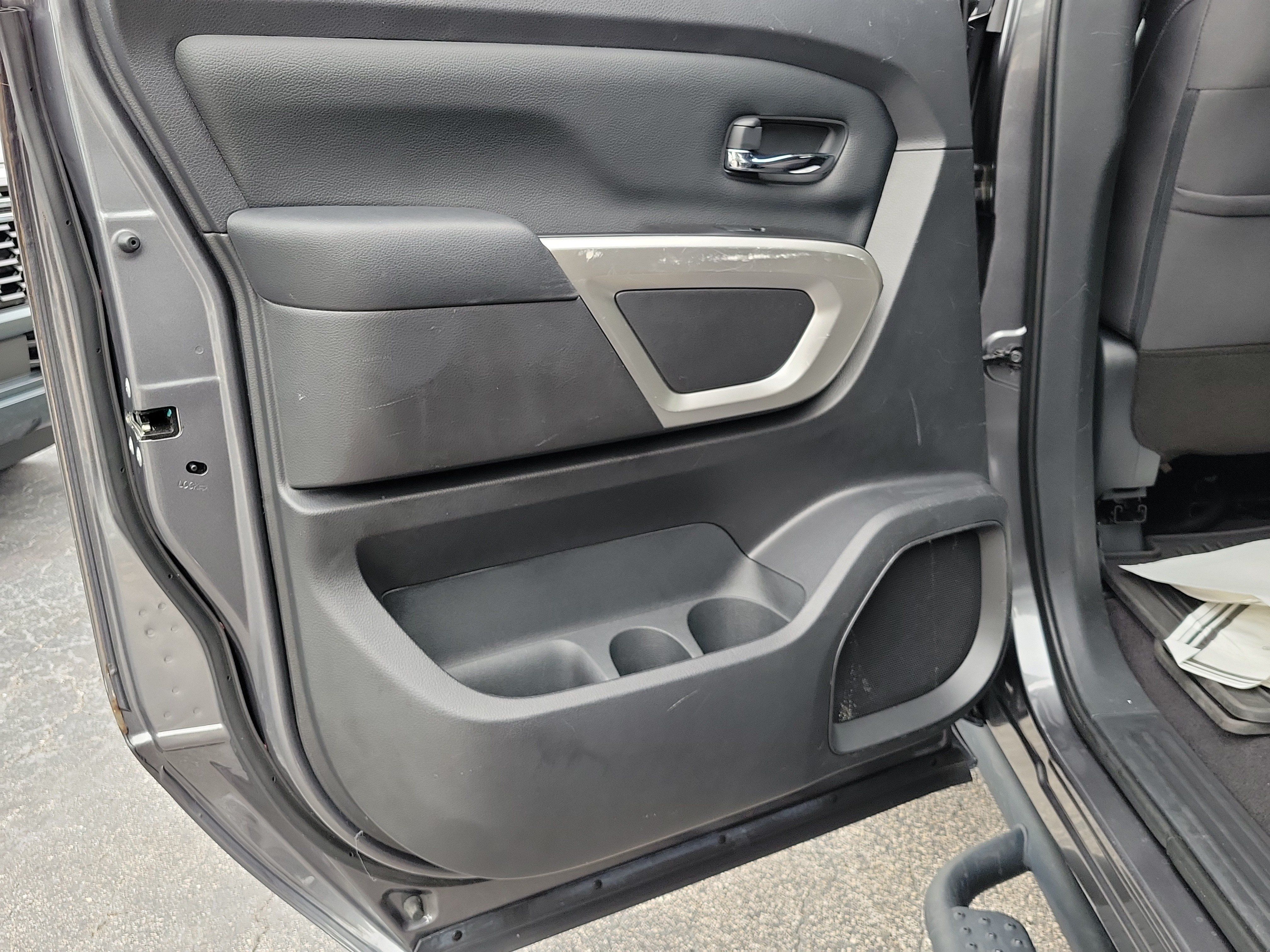 Used 2023 Nissan Titan SV w/ SV Convenience Package RWD image 11