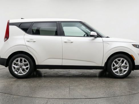 Used 2025 Kia Soul LX w/ LX Technology Package FWD image 11