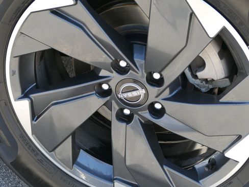 Used 2024 Nissan Rogue SV FWD image 11