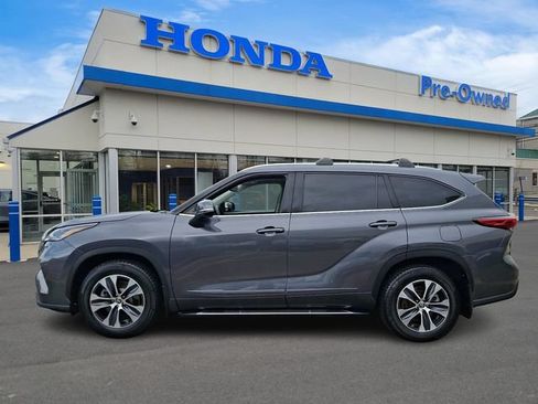 Used 2021 Toyota Highlander XLE AWD/4WD image 7