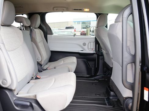 Used 2026 Toyota Sienna LE FWD image 12