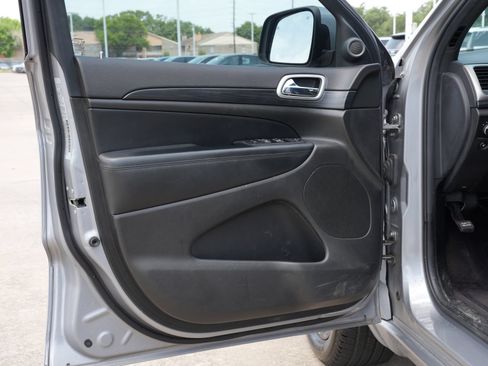Used 2019 Jeep Grand Cherokee Altitude RWD image 18