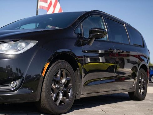 Used 2019 Chrysler Pacifica Touring-L w/ Advanced Safetytec Group FWD image 7