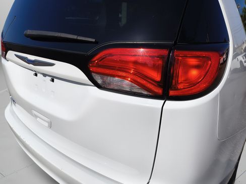 Used 2020 Chrysler Voyager Lxi FWD image 35