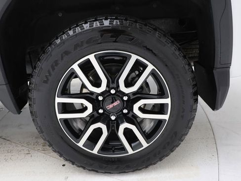 Used 2025 GMC Sierra 1500 AT4 w/ Technology Package AWD/4WD image 12