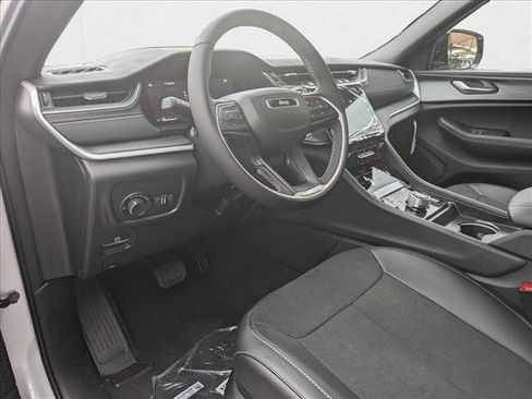 New 2025 Jeep Grand Cherokee L Altitude image 3