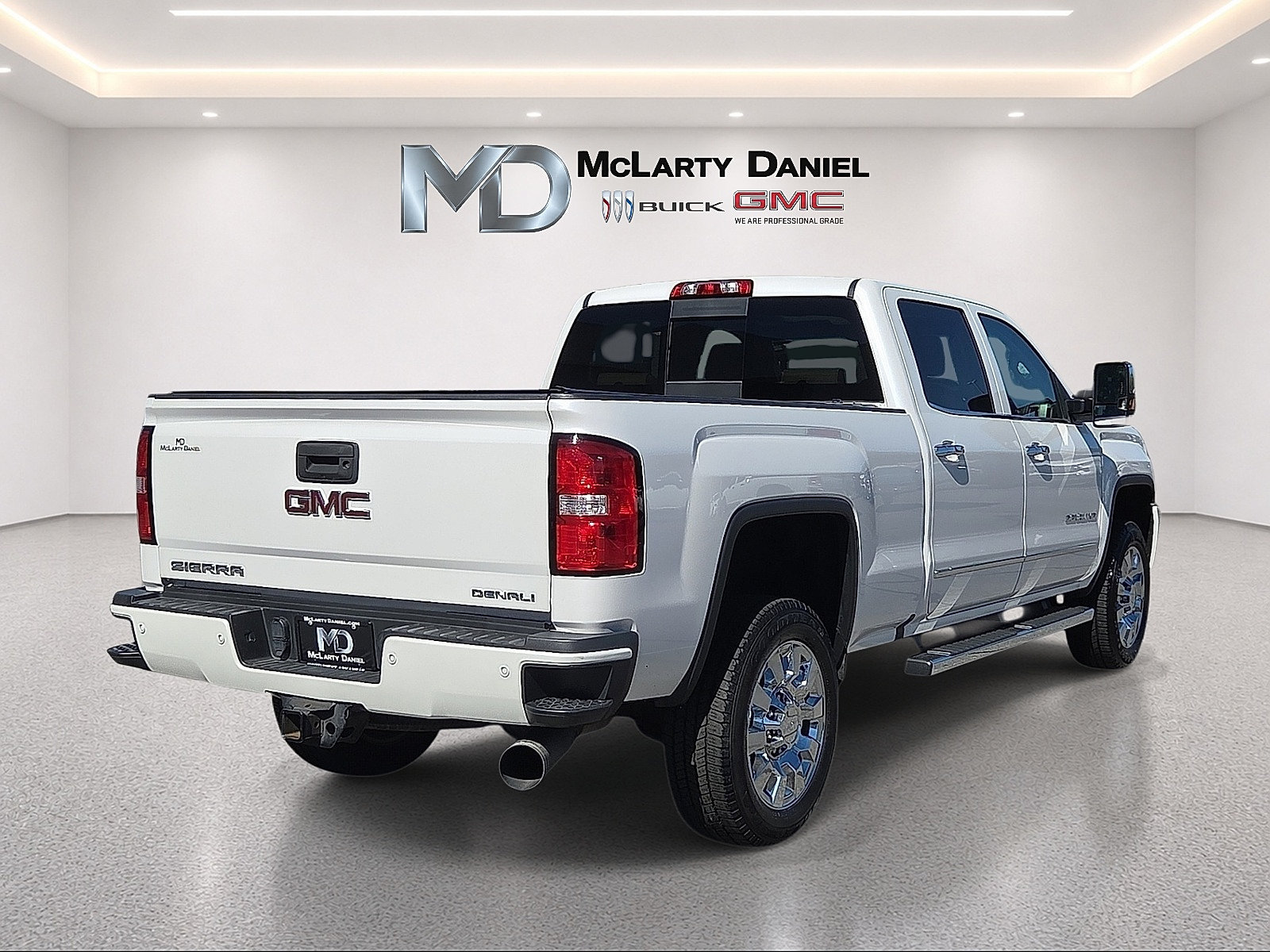 Used 2018 GMC Sierra 2500 Denali w/ Duramax Plus Package AWD/4WD image 14