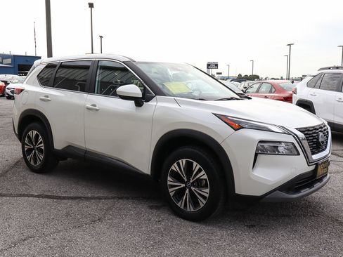 Used 2023 Nissan Rogue SV image 3