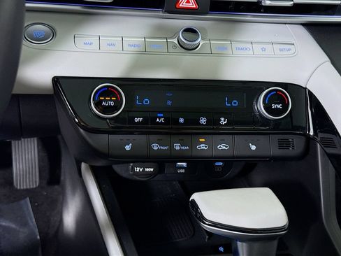 Certified 2025 Hyundai Elantra Limited FWD image 8
