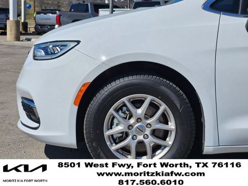 Used 2025 Chrysler Pacifica Select FWD image 8