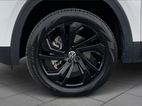 Used 2023 Volkswagen Atlas SE w/ Black Wheel Package image 11