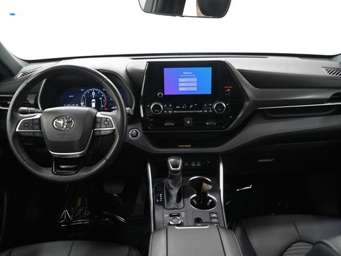 Used 2025 Toyota Highlander XSE AWD/4WD image 14