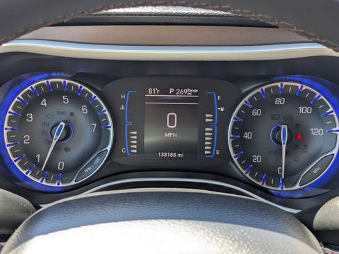 Used 2017 Chrysler Pacifica Touring-L w/ Tire & Wheel Group FWD image 21