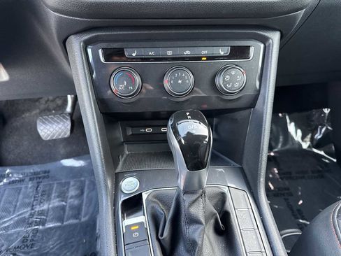 Used 2024 Volkswagen Tiguan SE image 30