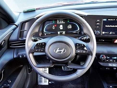 Used 2025 Hyundai Elantra Sport image 18