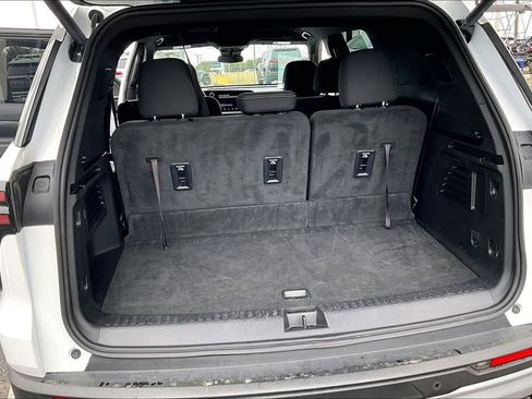 Used 2024 Chevrolet Traverse LT image 48