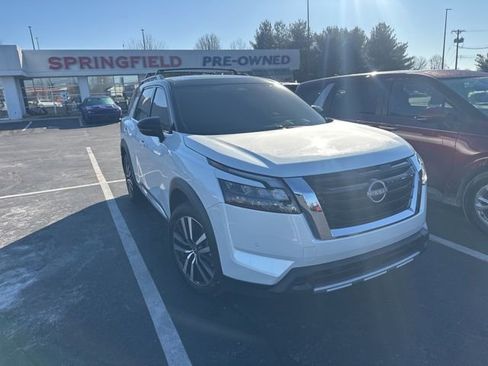 Used 2025 Nissan Pathfinder Platinum image 3