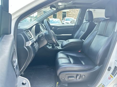Used 2019 Toyota Highlander SE AWD/4WD image 14