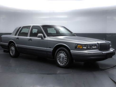 Used 1995 Lincoln Town Car Signature image 4
