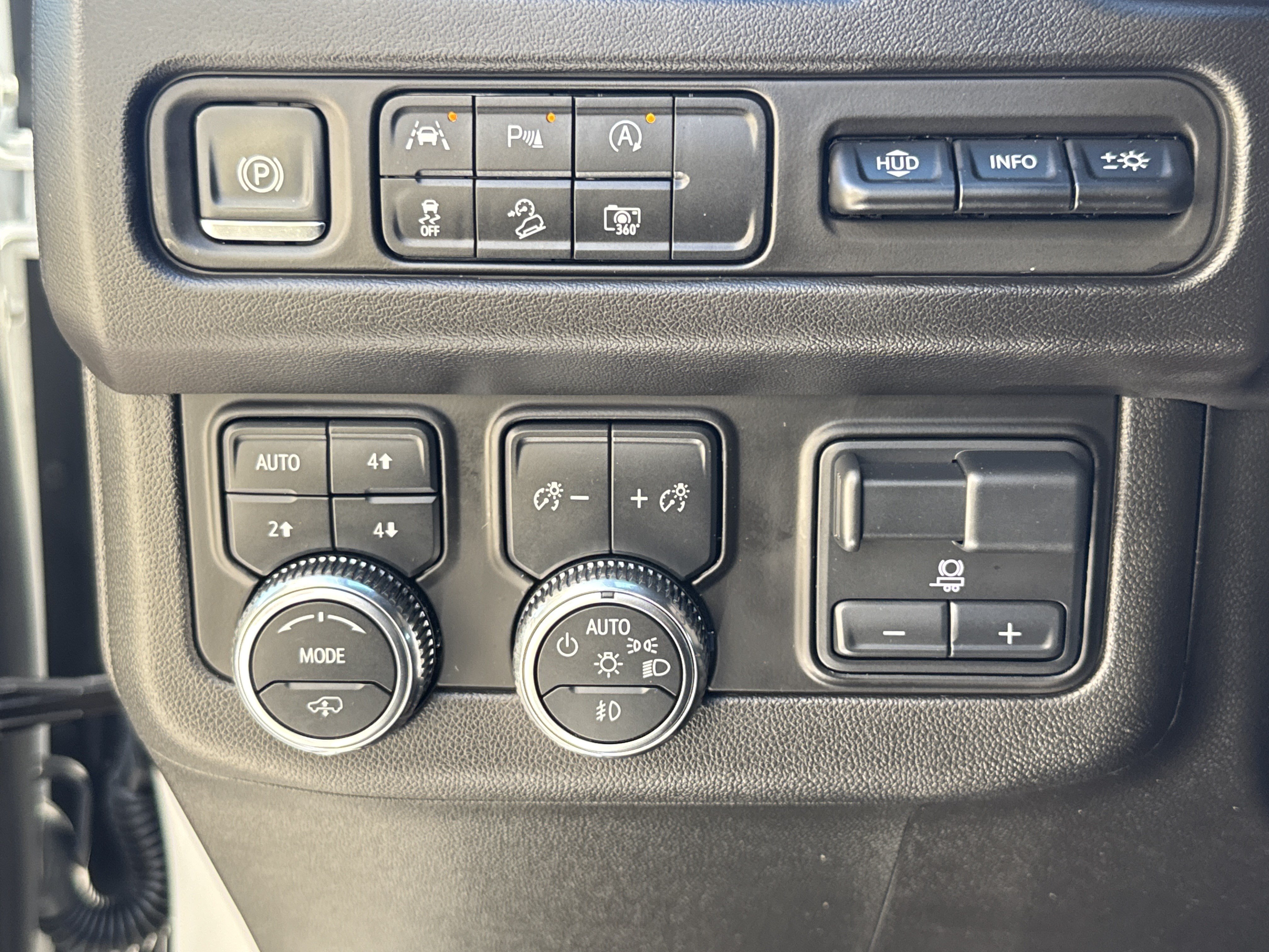 Used 2024 GMC Yukon AT4 w/ AT4 Premium Plus Package AWD/4WD image 18
