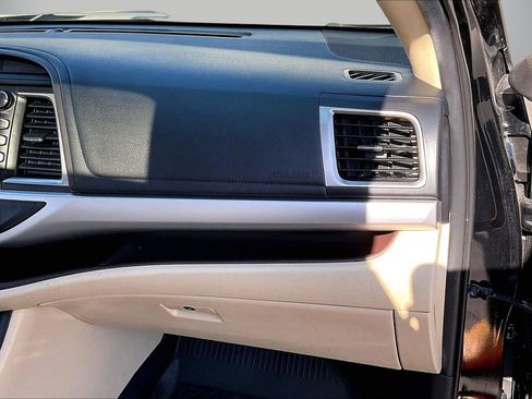 Used 2019 Toyota Highlander XLE image 21