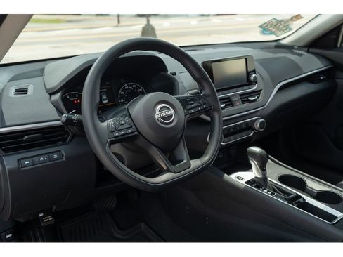 Used 2024 Nissan Altima 2.5 S FWD image 11