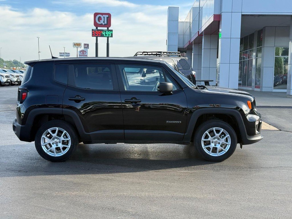 Used 2023 Jeep Renegade Latitude AWD/4WD image 2