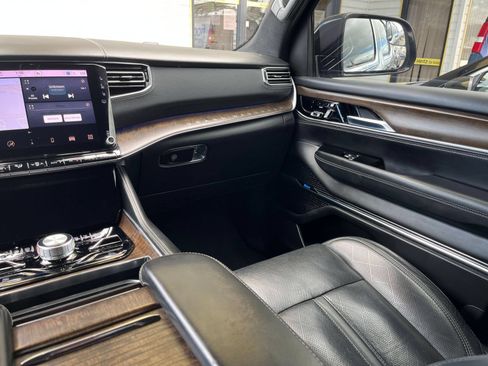Used 2023 Jeep Grand Wagoneer Series II AWD/4WD image 40