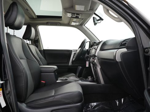 Used 2018 Toyota 4Runner SR5 Premium image 11