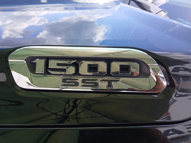 Used 2025 RAM 1500 Laramie AWD/4WD image 12