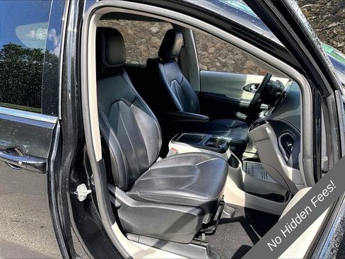 Used 2024 Chrysler Pacifica Touring-L FWD image 7