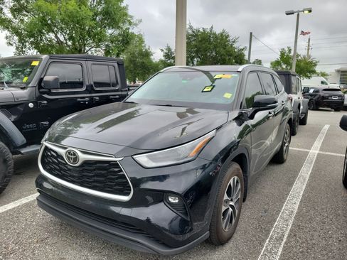Used 2021 Toyota Highlander XLE FWD image 1