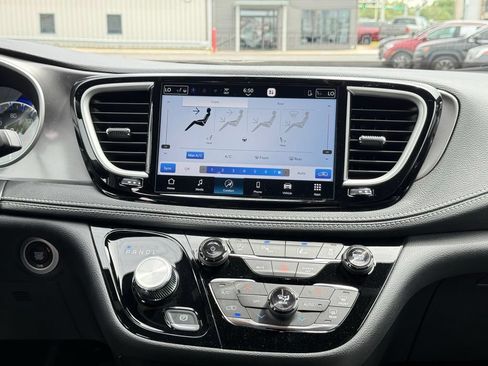 New 2026 Chrysler Pacifica Select AWD/4WD image 22
