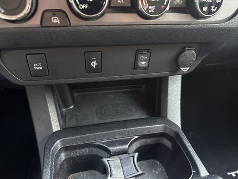 Used 2017 Toyota Tacoma TRD Off-Road image 8