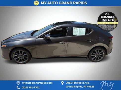 Used 2020 MAZDA MAZDA3 Hatchback w/ Preferred Package FWD image 4