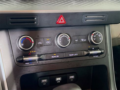 Used 2024 Kia Carnival LX image 15